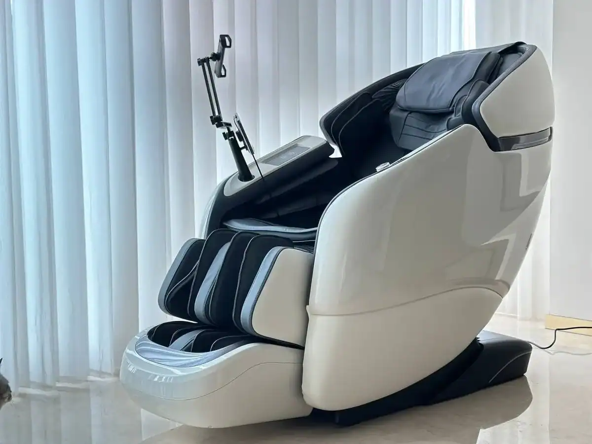 Full-body massage chair with air-pressure massage, roller massage and heat function